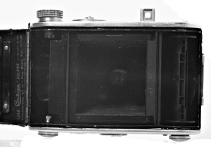 One 6x4.5 flap can be seen under the winding knob on the left, the other is half-closed beneath the viewfinder on the right